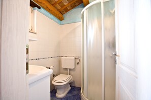 Ein Badezimmer mit Toilette, Waschbecken und Dusche.