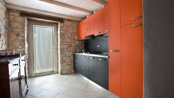 Refrigerador, parrilla de estufa, cafetera y tetera y tetera eléctrica