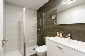 シャワー、ヘアドライヤー、タオル