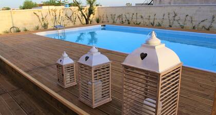 Pink Cottage. Finely furnished studio apartment with garden, patio and pool.
