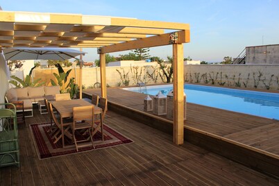 Pink Cottage. Finely furnished studio apartment with garden, patio and pool.