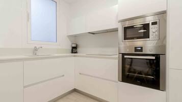 Een koelkast, een magnetron, een oven, een vaatwasser