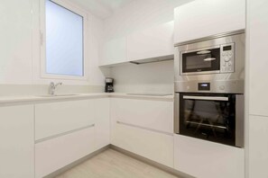 Réfrigérateur, four à micro-ondes, un four, surface de cuisson