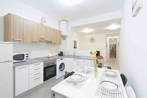 Fridge, microwave, oven, dishwasher - Coeur | The Rentals Collection (San Sebastián)