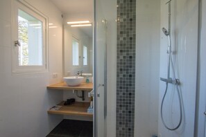 Badewanne, Haartrockner, Handtücher, Toilettenpapier