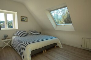 4 slaapkamers, een strijkplank/strijkijzer, gratis wifi, beddengoed