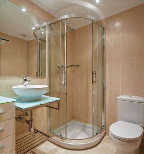 Kylpyamme, hiustenkuivaaja, pyyhkeet