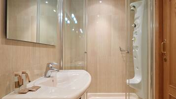 Douche, sèche-cheveux, serviettes fournies