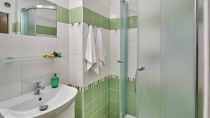 Apartemen Keluarga | Kamar mandi | Shower, perlengkapan mandi gratis, pengering rambut, dan sandal
