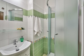 Family Apartment | Bathroom | Shower, free toiletries, hair dryer, slippers - Apartman U Medvidku (Karlovy Vary)
