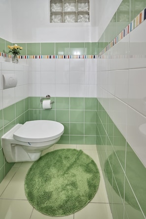 Căn hộ dành cho gia đình | Phòng tắm | Buồng tắm vòi sen, đồ dùng nhà tắm miễn phí, máy sấy tóc