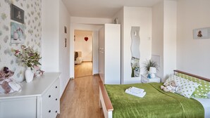 Apartemen Keluarga | 1 kamar tidur, seprai premium, meja kerja, dan tirai kedap cahaya