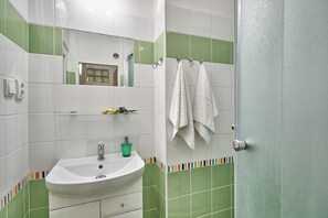 Appartement familial | Salle de bain | Douche, articles de toilette (gratuits), séchoir à cheveux, pantoufles