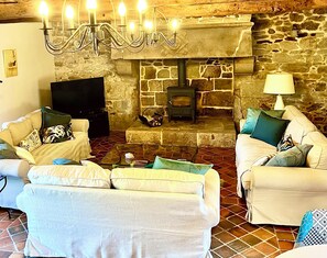 Smart TV, fireplace, ping pong, books -  Beautiful farmhouse sleeps 2 to 6+ with 4 bedrooms, 1 bath & 3 shower rooms. (Bourseul)