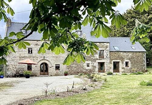  Beautiful farmhouse sleeps 2 to 6+ with 4 bedrooms, 1 bath & 3 shower rooms.