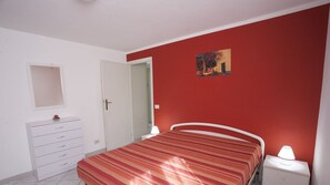 3 bedrooms, bed sheets