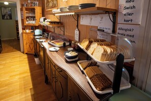 Free daily buffet breakfast - Sunne Hembygdsgard B&B (Sunne)