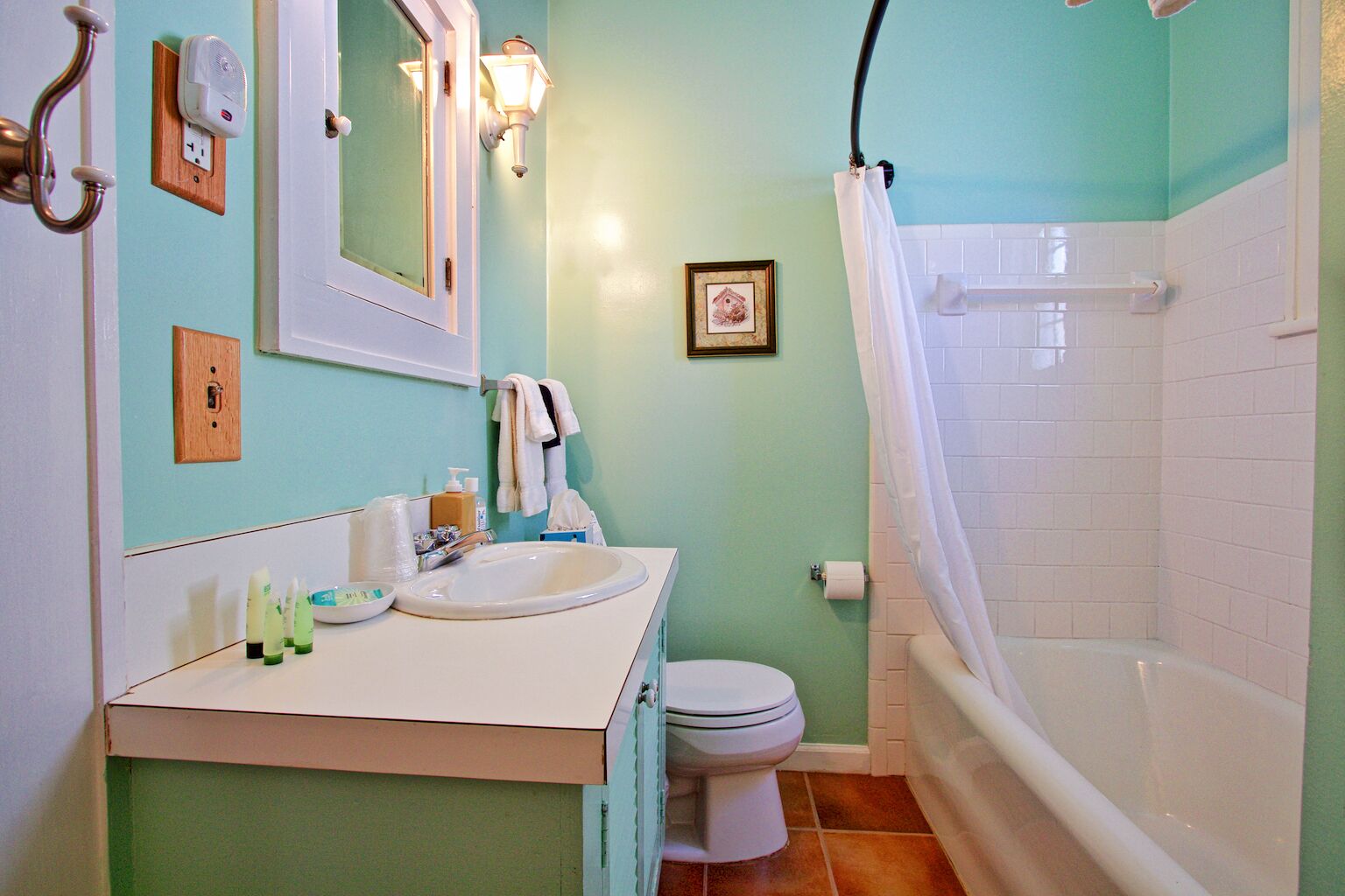 Ein Badezimmer mit Waschbecken, Toilette und Dusche.