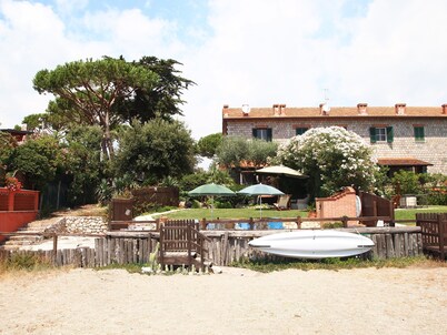 Apartment with garden on the beach.