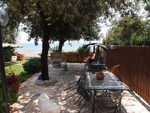 Outdoor dining - Apartment with garden on the beach. (Fondi)