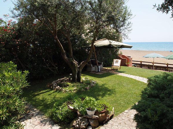 Property grounds - Apartment with garden on the beach. (Fondi)