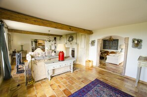 تلفزيون ذكي، مدفأة، مشغل دي في دي، تنس طاولة