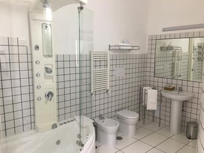 Kostenlose Toilettenartikel, Haartrockner, Bidet, Handtücher