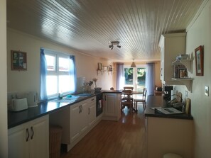 Grand réfrigérateur, four, plaque de cuisson