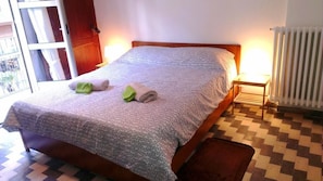 Blackout curtains, cots/infant beds, free WiFi, bed sheets - A casa di Mario (Salerno)