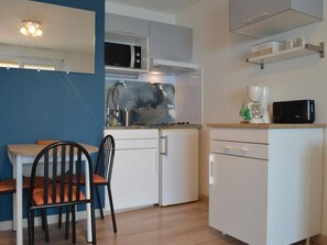 Fridge, microwave, coffee/tea maker, toaster - 2-room apartment with AC and parking in Banyuls-sur-Mer (Banyuls-sur-Mer)