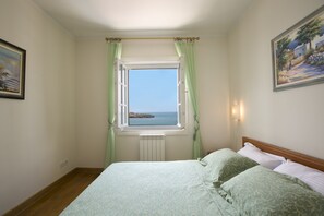 4 bedrooms, in-room safe, iron/ironing board, WiFi