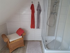 Badkar/dusch, hårtork och handdukar