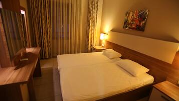 Lägenhet Standard - 1 dubbelsäng med bäddsoffa - icke-rökare | 1 sovrum, värdeförvaringsskåp på rummet och individuell inredning