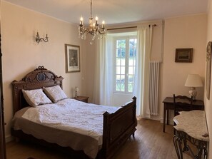 6 bedrooms, iron/ironing board, travel cot, free WiFi