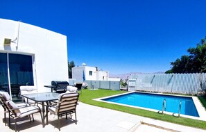 Piscina externa sazonal, guarda-sóis, espreguiçadeiras