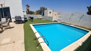 Seasonal outdoor pool, pool umbrellas, sun loungers - spirit home resort & spa (Eilat)