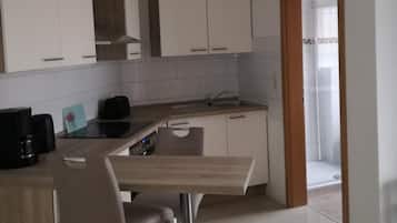 Fridge, oven, stovetop, coffee/tea maker