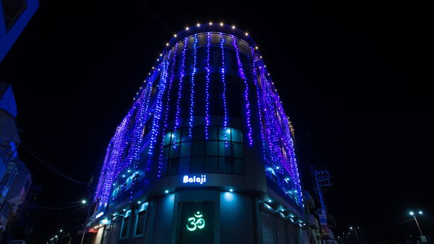 Un edificio con un neon che riporta la scritta 