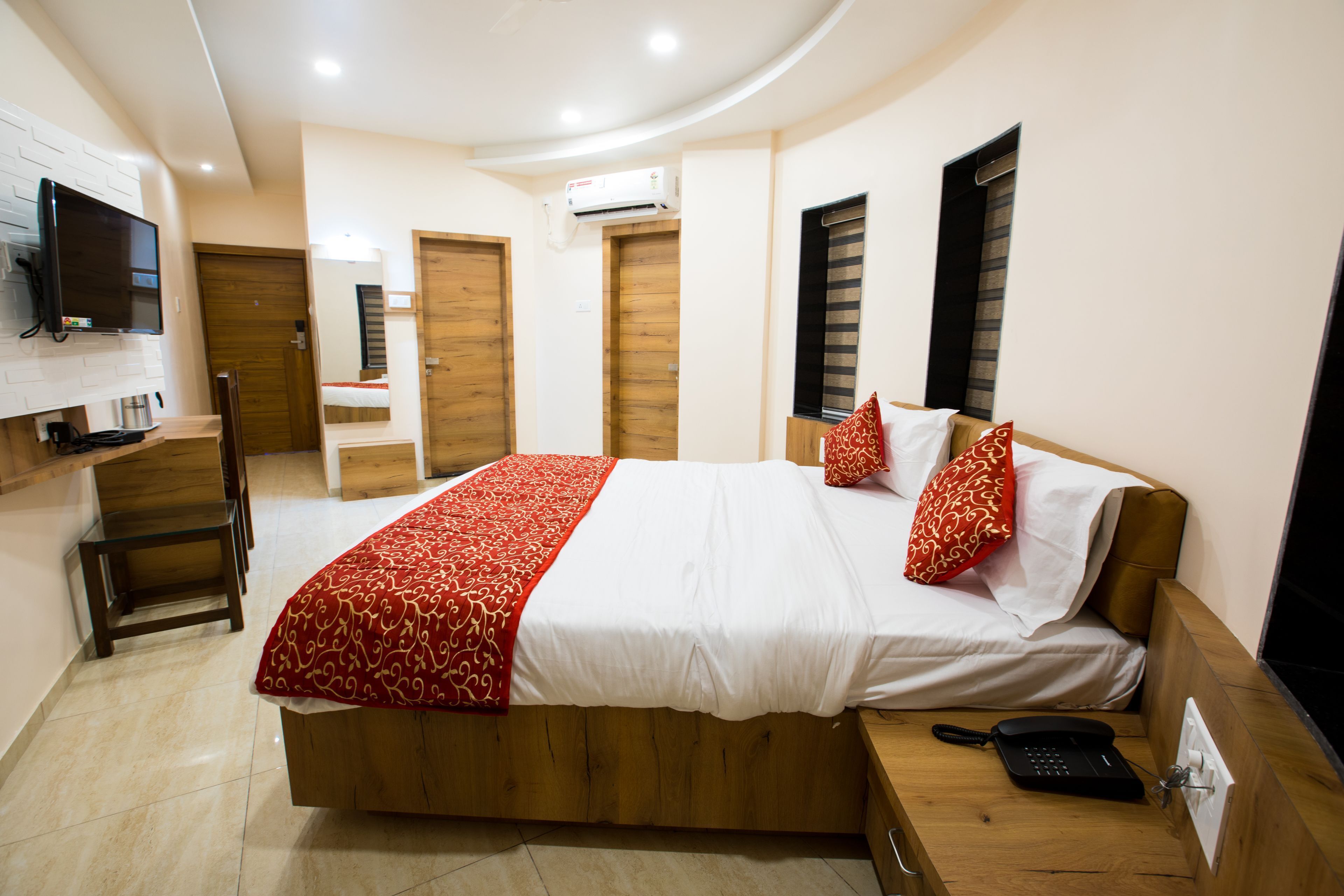 1 bedroom, Egyptian cotton sheets, premium bedding, down duvets