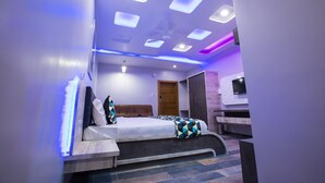 Una camera da letto moderna con un letto, una televisione e un armadio.
