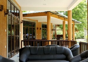Lobby sitting area - The Grand Yala Hotel (Thissamaharama)
