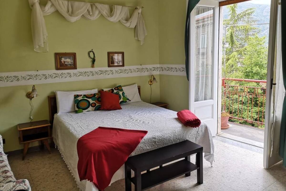 Kamar Triple | Meja kerja, tempat tidur bayi gratis, dan tempat tidur lipat/tambahan