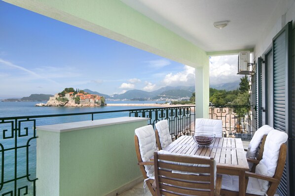 Outdoor dining - Montesan N1 3bedroom apartment with terrace and sea view (Sveti Stefan)