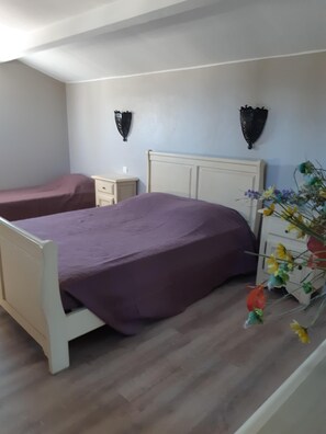 3 chambres, fer et planche à repasser, lit parapluie, Wi-Fi gratuit
