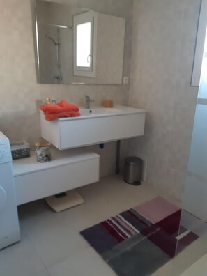 Een douche, een haardroger, handdoeken