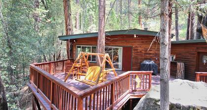 (1L) The Tree House at The Redwoods In Yosemite