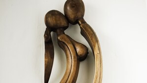 Eine Wanddekoration aus Holz mit abstrakten Formen.
