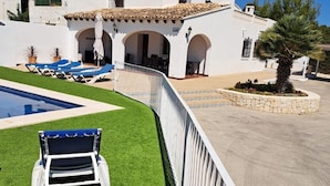 A white villa with a swimming pool, a covered patio, and a well-maintained lawn. - Villa 500m from the beach. Private pool.  (Teulada)