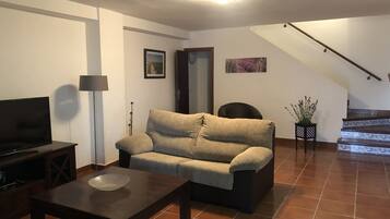 Een televisie en een open haard