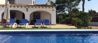 Villa 500m from the beach. Private pool. 
